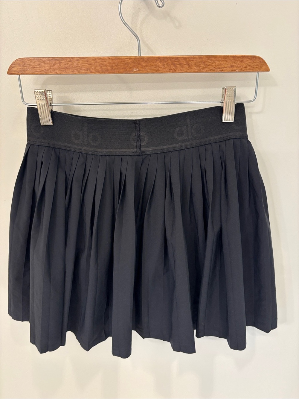 ALO Yoga Black Pleated Active Mini Skirt - Picture 2 of 2